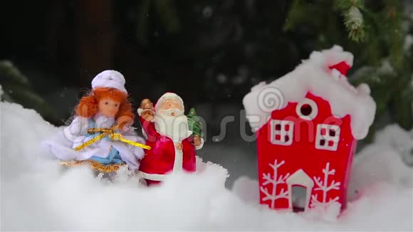 户外森林里的玩具圣诞老人和雪女视频的预览图