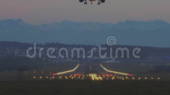 黄昏时分飞机降落在苏黎世机场视频的预览图