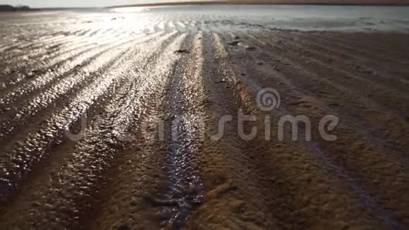 带肋的沙子波罗的海海湾海滩与白沙在日落4K视频与缓慢的相机运动和内部视频的预览图