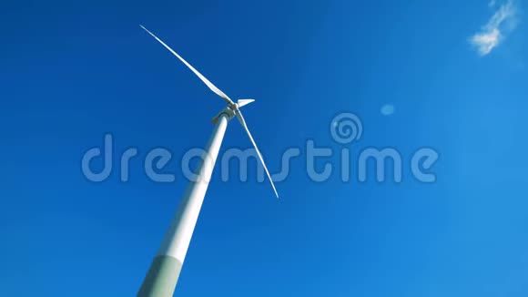 白色涡轮塔在风中旋转替代能源概念视频的预览图