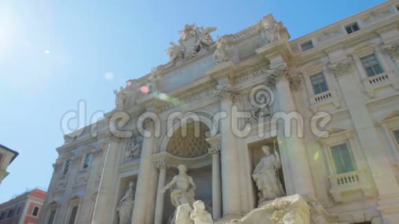 阳光明媚的罗马古色古香的特雷维喷泉建筑旅游观光视频的预览图