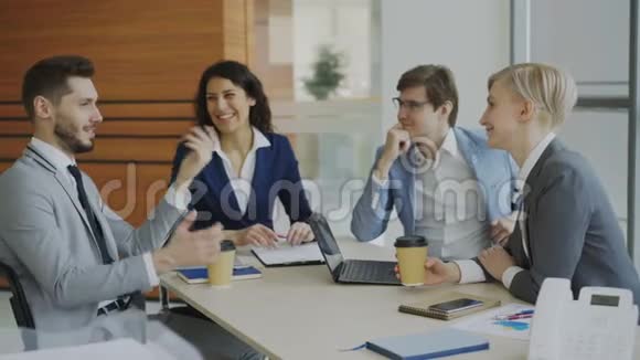 商务团队在咖啡休息期间坐在现代办公室室内聊天视频的预览图