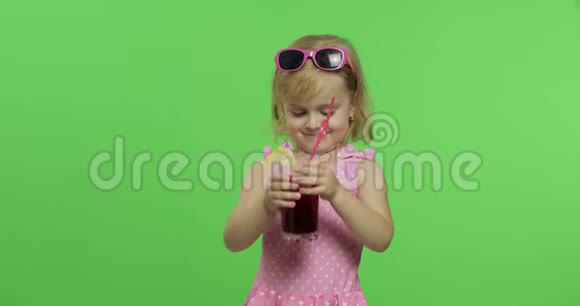 穿着粉红色泳衣的孩子用吸管喝果汁鸡尾酒色度键视频的预览图
