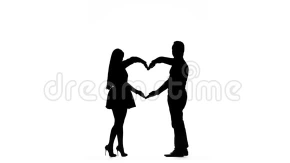 有爱心的一对夫妇用手做了一个心形剪影白色背景视频的预览图