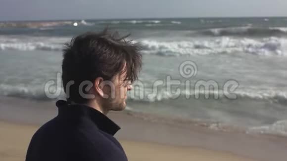 一个怀着孕的男人在海边散步视频的预览图