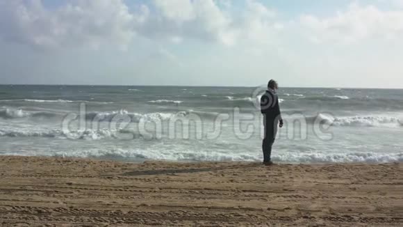 一个怀着孕的男人在海边散步视频的预览图
