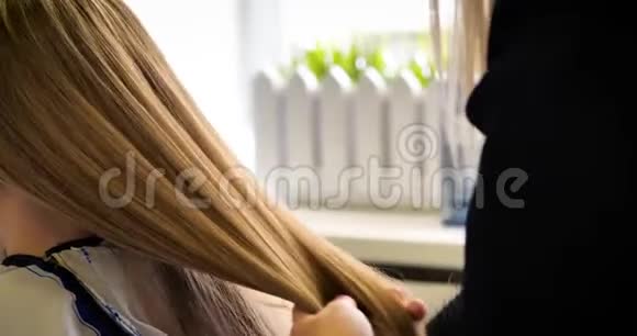 理发师干了梳了一头漂亮的长发美发沙龙4UHDK视频的预览图