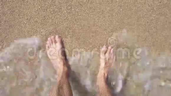 双脚在沙滩和海浪上在海滩上度假暑假视频的预览图