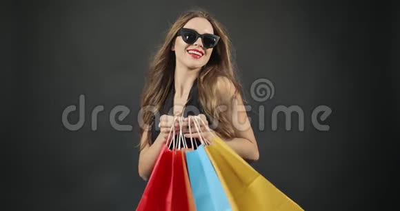 带着购物袋和信用卡的快乐女人视频的预览图