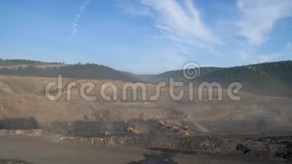 采全景露天矿山采煤自卸汽车采石采掘业剥离工作视频的预览图