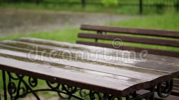 空桌和板凳都湿透了雨下得湿操场上院子里一场大雨一场雷雨视频的预览图