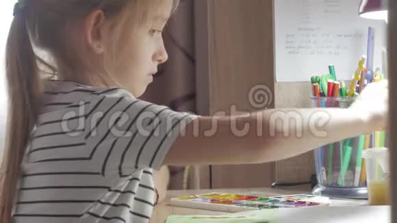 十几岁的女孩在家里从事创意在房间的一张桌子上画水彩幼儿绘制俯视图艺术作品视频的预览图