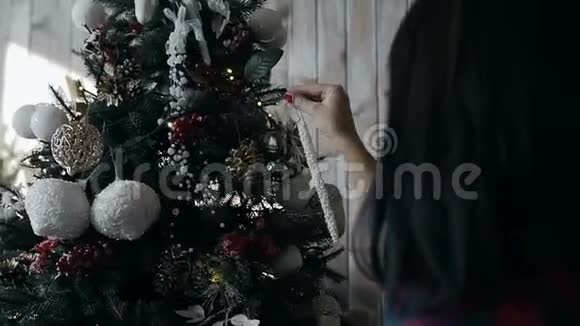 为圣诞节装饰圣诞树的漂亮女孩的特写圣诞树装饰品视频的预览图
