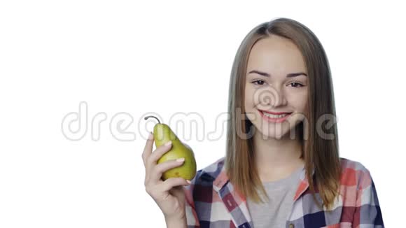 微笑的女孩咬着大绿梨苹果视频的预览图