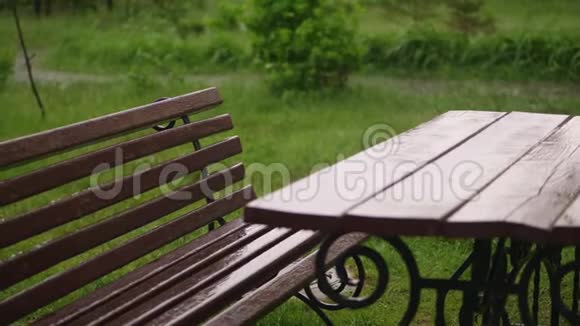 空桌和板凳都湿透了雨下得湿操场上院子里一场大雨一场雷雨视频的预览图