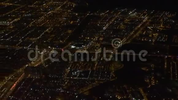 城市夜间空中飞行视频的预览图