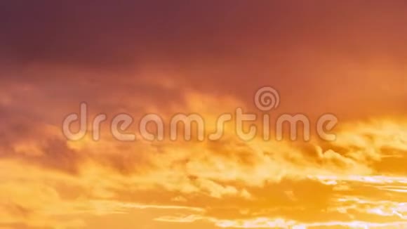 日出日落天空明亮的天空与蓬松的云黄色橙色蓝色和洋红色时间流逝视频的预览图