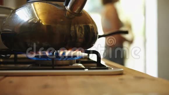 水壶在炉子上加热视频的预览图