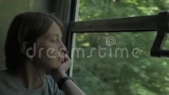 复古火车上的女孩格鲁吉亚巴库里亚尼的Borjomi视频的预览图