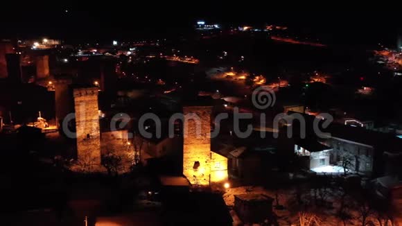美丽的空中镜头一个村庄与中世纪守卫塔在夜间4k视频的预览图