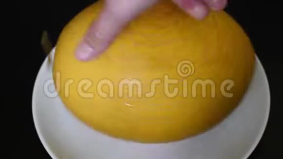 白色盘子和深色桌子上有黄色甜瓜视频的预览图