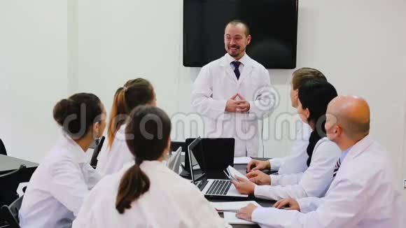医务人员参加诊所座谈会视频的预览图
