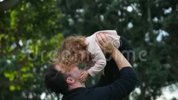父亲和女儿一起在户外散步女孩在和她爸爸玩笑视频的预览图