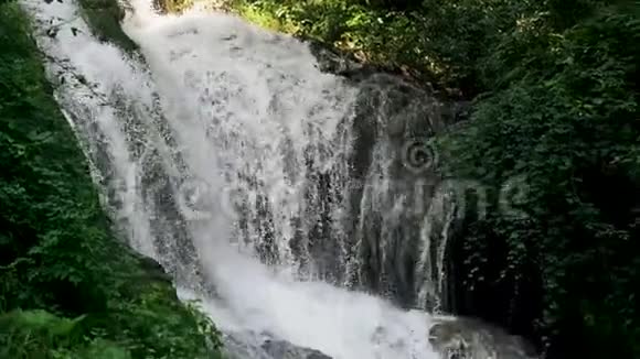 在蒂沃利漂亮的意大利别墅里水流缓慢地落下视频的预览图
