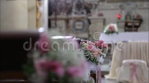为婚礼装饰鲜花的教堂视频的预览图