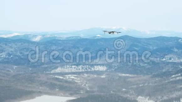 瑞士2018年4月5日科普特德基马维奇普罗在雪地背景下用摄像机在冬天飞行视频的预览图