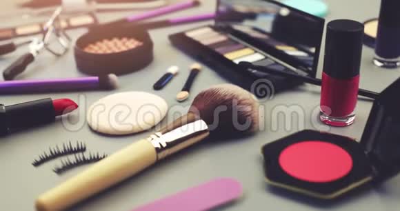化妆师化妆品摆在灰色桌子上视频的预览图