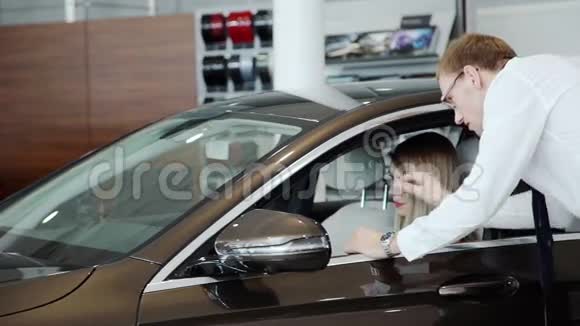 女店员在汽车店里的缓慢拍摄视频的预览图