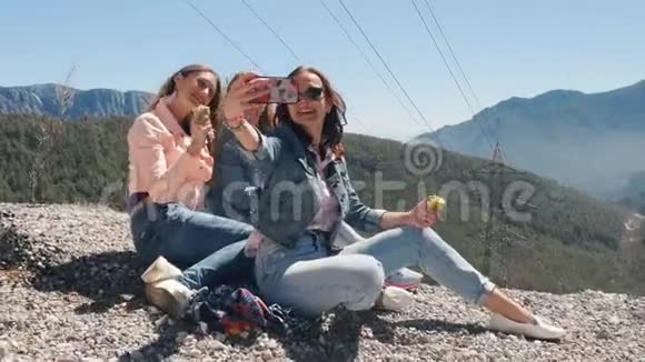 三个年轻女人用手机自拍视频的预览图