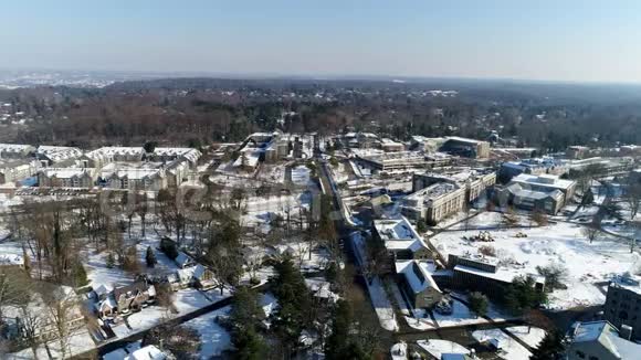 维拉诺瓦大学校园空中无人机望向北从兰开斯特大道进入冬季新鲜的雪视频的预览图
