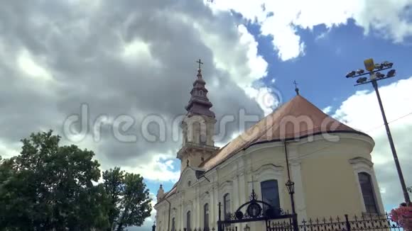 一座东正教教堂上空乌云密布视频的预览图