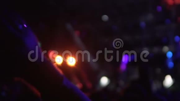 男子手在黑暗中挥动在音乐会上观众享受精彩的表演慢节奏视频的预览图