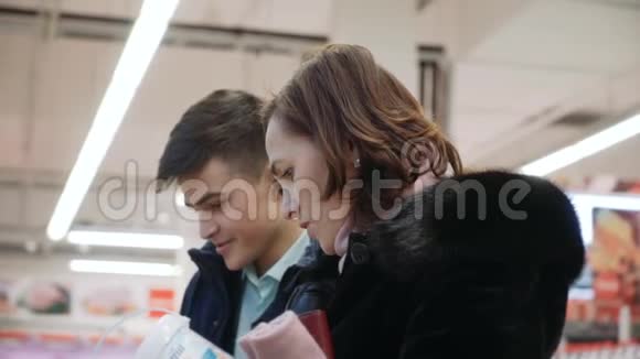 一个女人和她十几岁的儿子选择蛋黄酱在超市视频的预览图