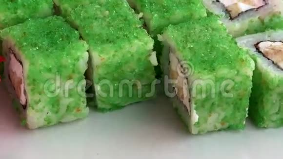 寿司配绿色鱼子酱视频的预览图