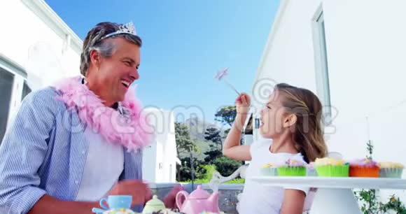 女儿和父亲穿着童话服装玩得开心视频的预览图