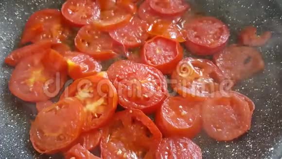 在煎锅里切碎西红柿视频的预览图