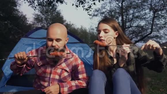 在树林里野餐游客吃炸烤香肠视频的预览图