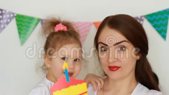 母亲抱着一个女儿拥抱微笑笑节日聚会生日装饰的概念视频的预览图