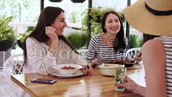3个女孩正在咖啡馆里吃喝视频的预览图