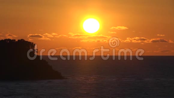 夏季波罗的海沿岸日落时的太阳视频的预览图