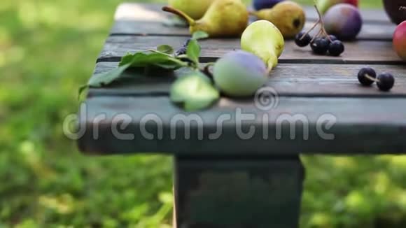 很多水果苹果和梨视频的预览图