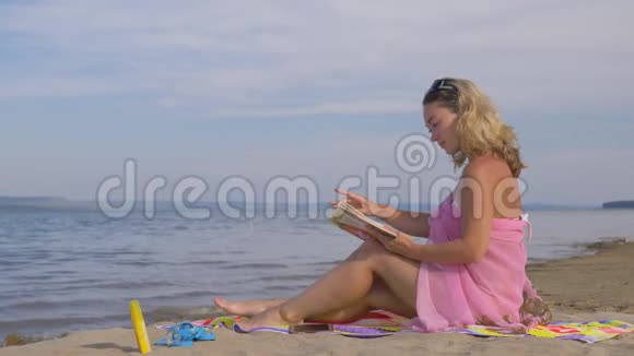 海滩上的女人在看书视频的预览图