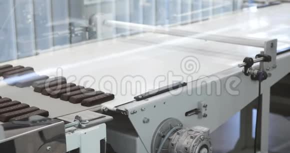 在巧克力工厂生产线上准备巧克力糖果巧克力甜食品视频的预览图