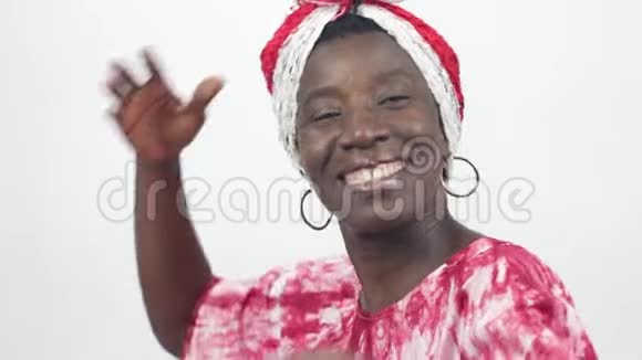 戴着白红色围巾的年轻非洲妇女视频的预览图