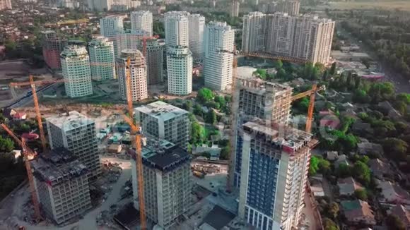 空中无人机射击大城市开发区高层建筑的建设在照片中视频的预览图