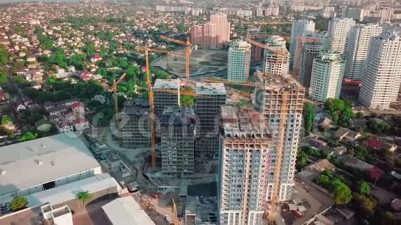 空中无人机大城市发展区域高层建筑建设日落时分在照片里视频的预览图